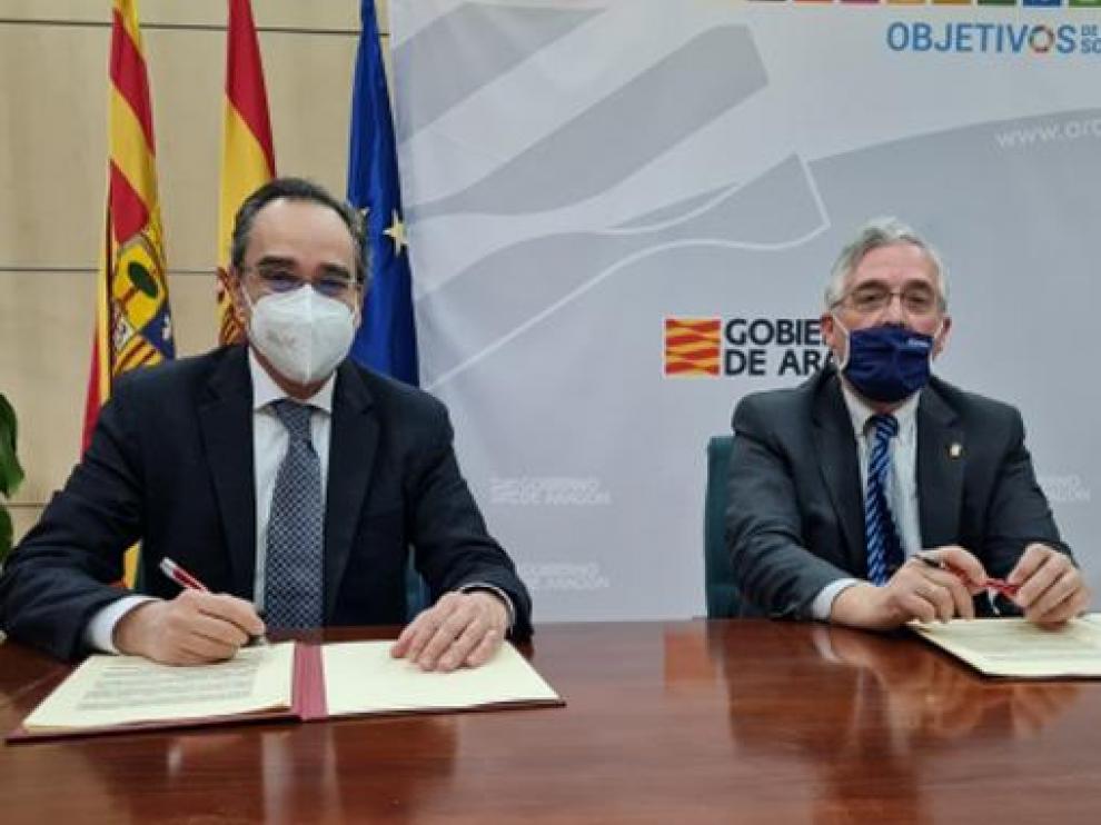 Ignacio Montaner y Joaquín Olona firman el convenio de colaboración.