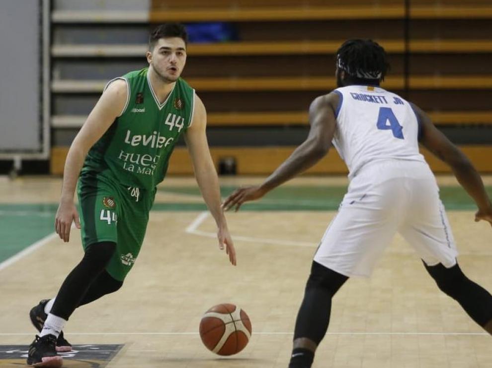 Javi García ataca ante un defensor del equipo catalán.