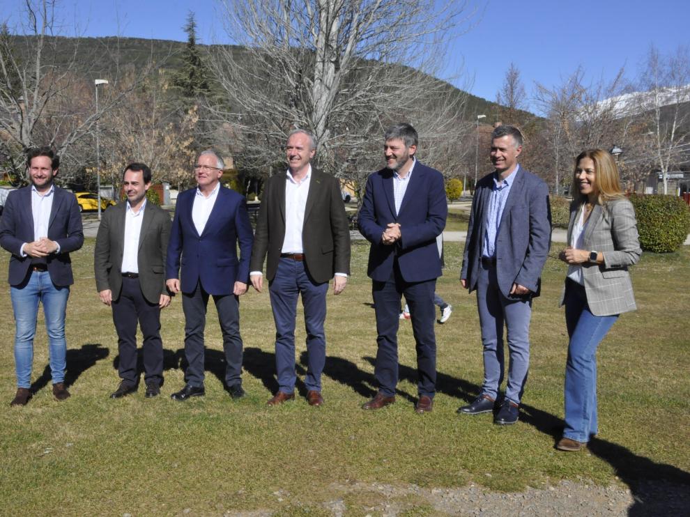 Jorge Azcón, en el centro, junto a Josep Bou y Gerardo Oliván, en los glacis de la Ciudadela de Jaca.