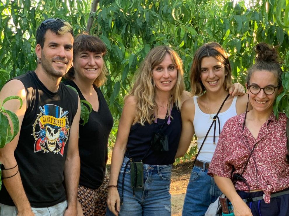 Anna Aguilà (centro), Raquel Ibort (derecha) y el resto del equipo de vestuario.