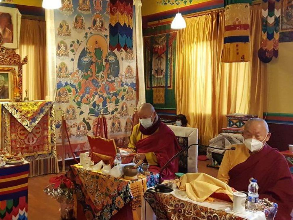Lamas rezando en el templo de Panillo durante la celebración del “Losar”.
