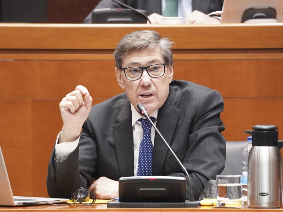 El consejero aragonés de Industria, Competitividad y Desarrollo Empresarial, Arturo Aliaga, el jueves en su intervención en las Cortes.