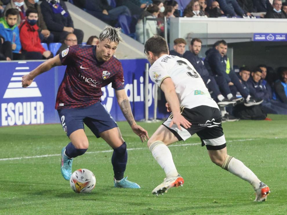 Andrei Ratiu, con la pelota durante el Huesca-Burgos.
