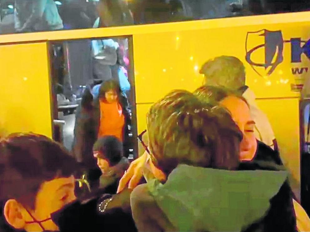 Los ucranianos, en su reencuentro este domingo con las familias de acogida, ahora como refugiados.