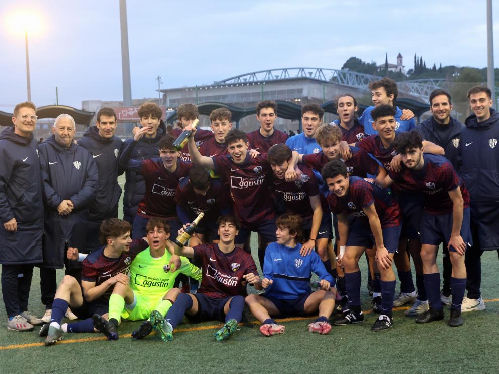 El Huesca celebró el título de campeón de Juvenil Preferente.
