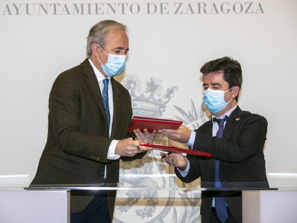 Azcón y Felipe durante la firma del acuerdo.