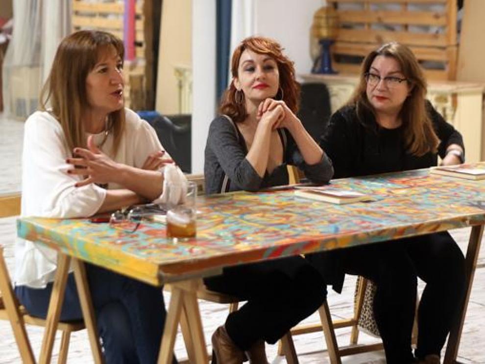 Olga Asensio, Angélica Morales y Eva Pardos, ayer en La Catalítica.