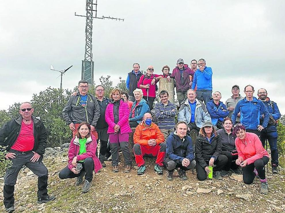El grupo de senderistas, en la cima del Pico Buñero con un cielo cubierto.