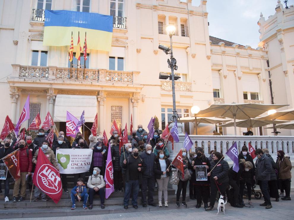 El movimiento vecinal, los sindicatos y UCA Aragón se han concentrado contra la subida de precios.