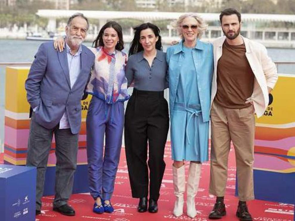 Alauda Ruiz de Azúa, en el centro, con los protagonistas de su película Cinco lobitos.