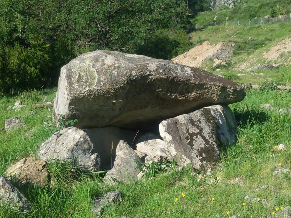 El dolmen está en buen estado de conservación pese a haber perdido parte del túmulo.