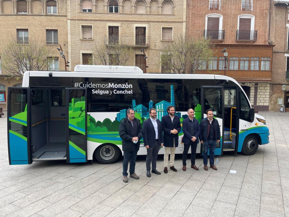 Presentación del nuevo autobús de Monzón.