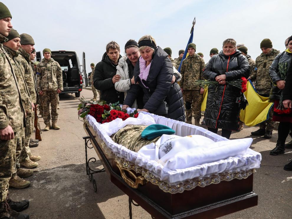 Una familia llora a un soldado ucraniano caído en los ataques de Rusia a la ciudad de Odesa.