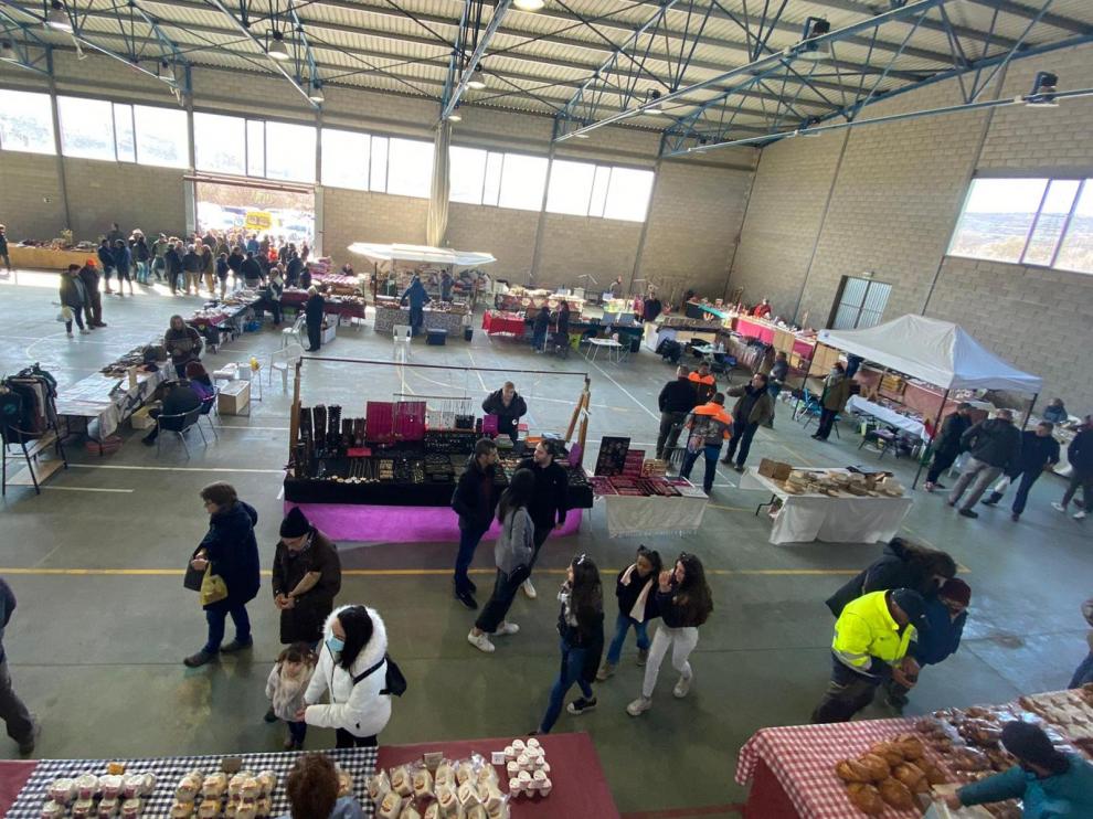 La feria de artesanía y agroalimentación ha contado con 24 stands, con una amplia de muestra de quesos y embutidos artesanos.