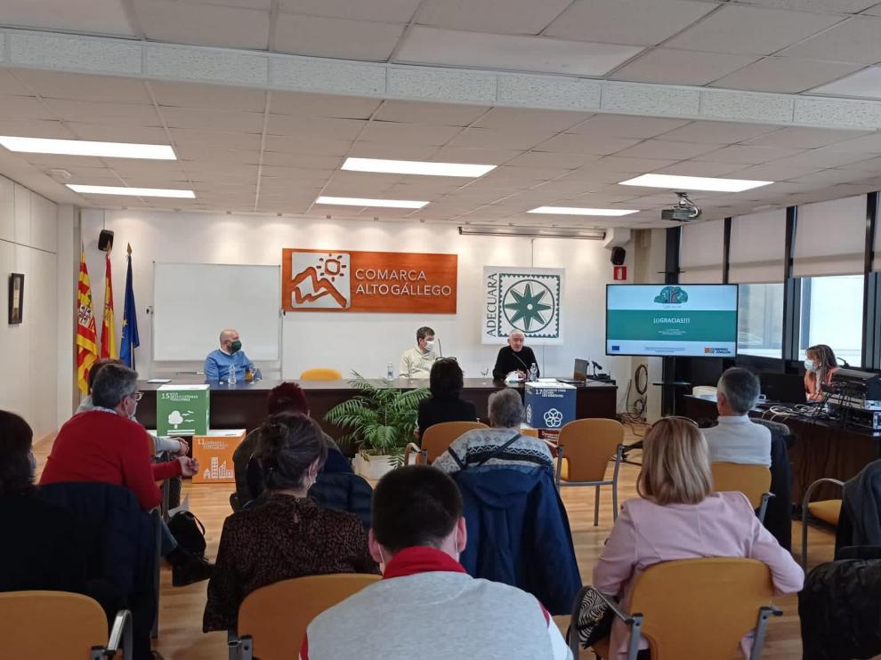 Mesa redonda en la que participaron los tres ponentes al final de la jornada.