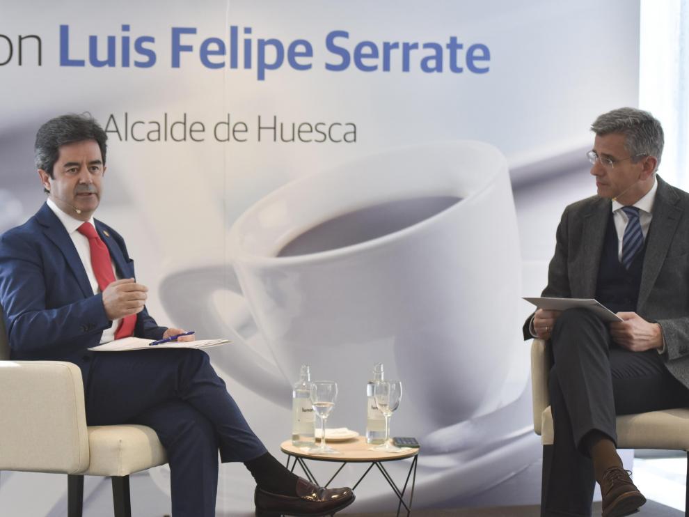 El alcalde de Huesca, Luis Felipe, y el director de Heraldo de Aragón, Mikel Iturbe.