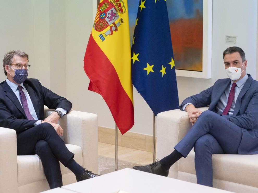 El encuentro entre el presidente del Gobierno, Pedro Sánchez y el líder del PP, Alberto Núñez Feijóo, se ha prolongado tres horas.
