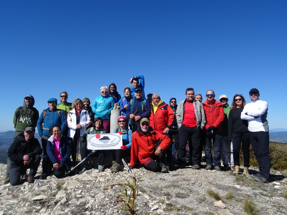 Los excursionistas del CER, en la cima del Montsec de L’Estall.