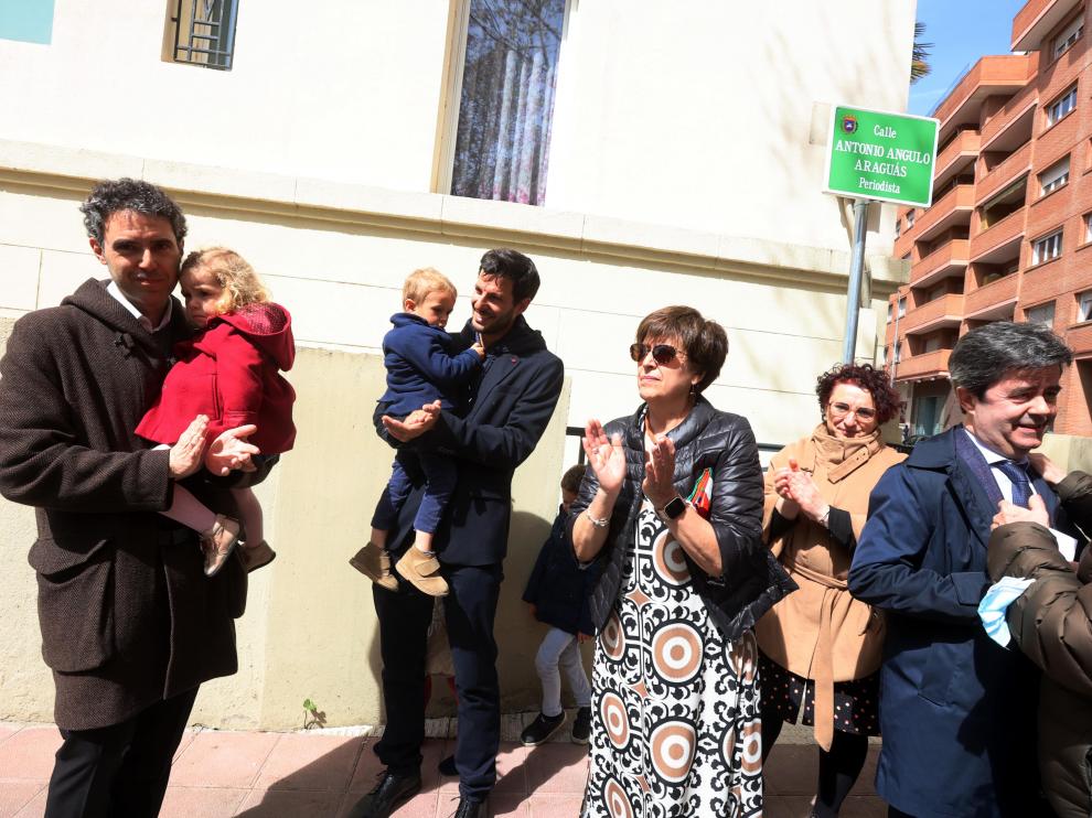 Los hijos de Antonio Angulo, con dos de sus nietos, y Pilar, su viuda, aplauden tras descubrirse la placa.