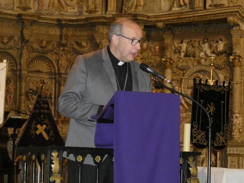 El obispo de Teruel-Albarracín, José Antonio Satué, ayer durante la lectura del Pregón de Semana Santa en Barbastro.