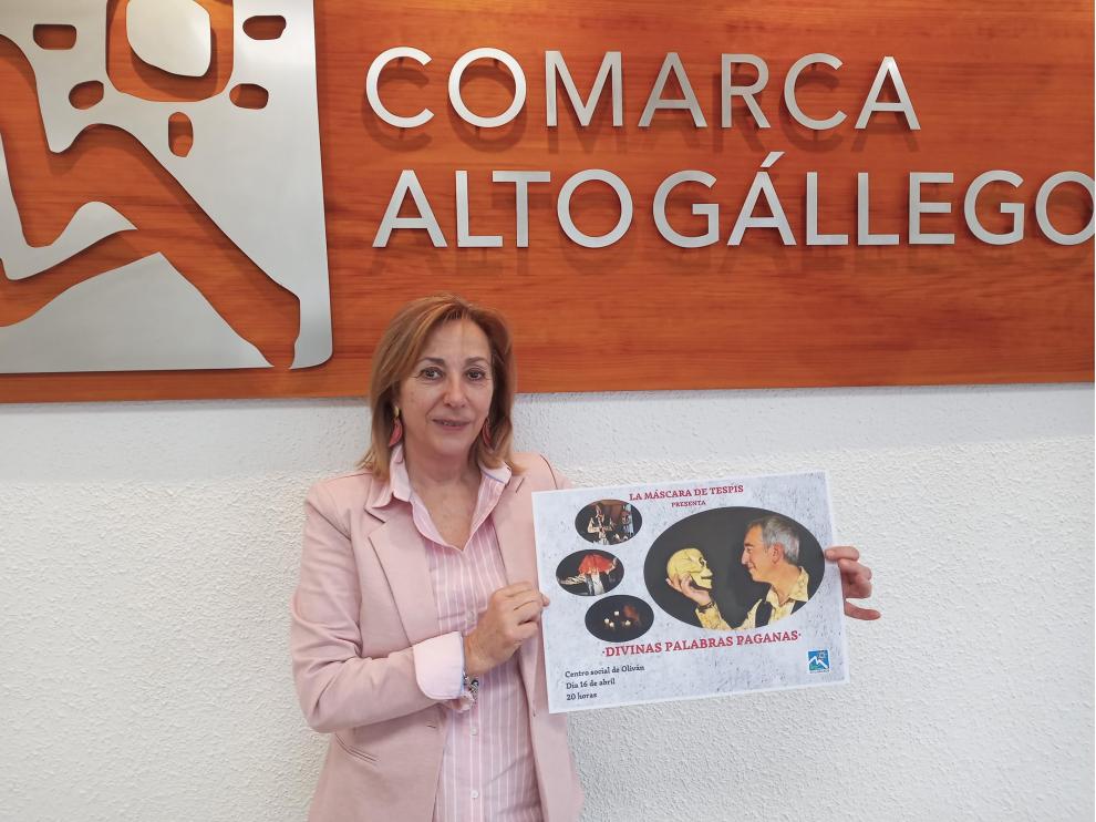 La consejera comarcal de Cultura, Isabel Manglano, con el cartel de la actividad.