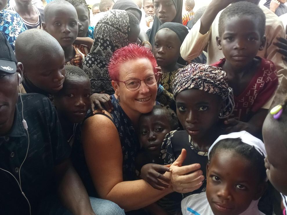 Estrella Lalueza rodeada de niños en Costa de Marfil.