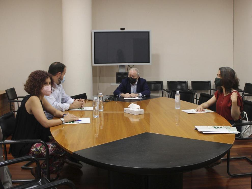 Imagen de archivo de una reunión del presidente DPH, Miguel Gracia, y el Colegio de Farmacéuticos Huesca el pasado mes de febrero. FOTO