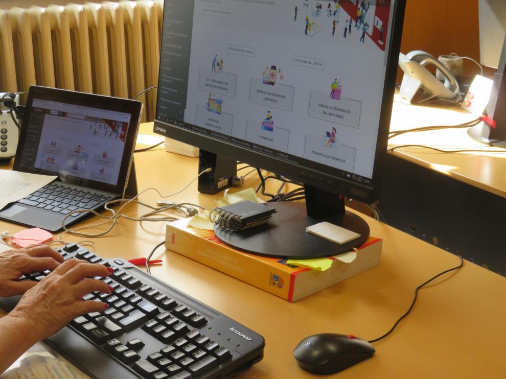 Una mujer trabaja en un ordenador de la Administración aragonesa.