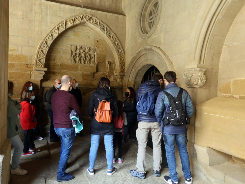 Un grupo de turistas en Huesca, en una de las visitas guiadas durante esta Semana Santa.