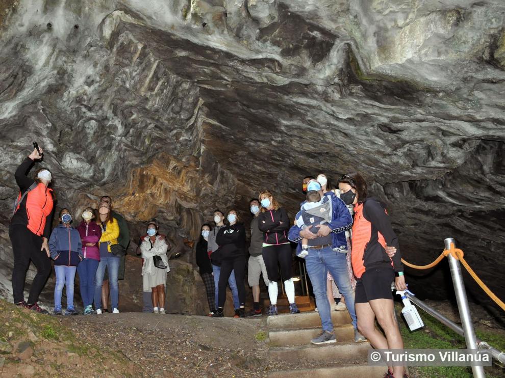 Visitantes en la cueva de la Güixas.