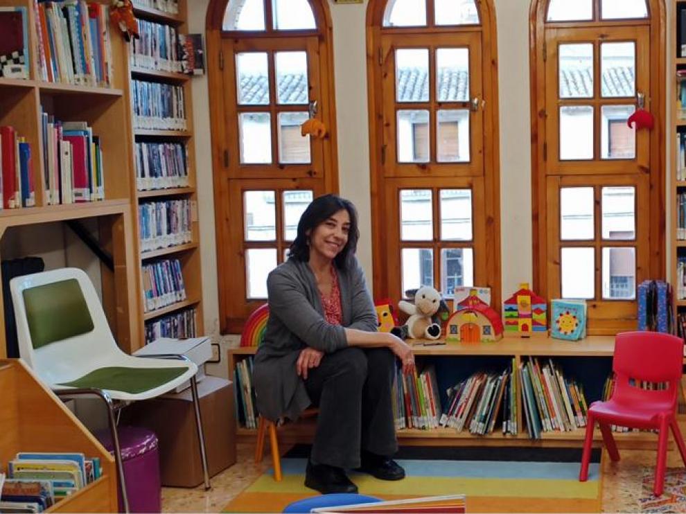 Rosario Seral, en la biblioteca de Leciñena.