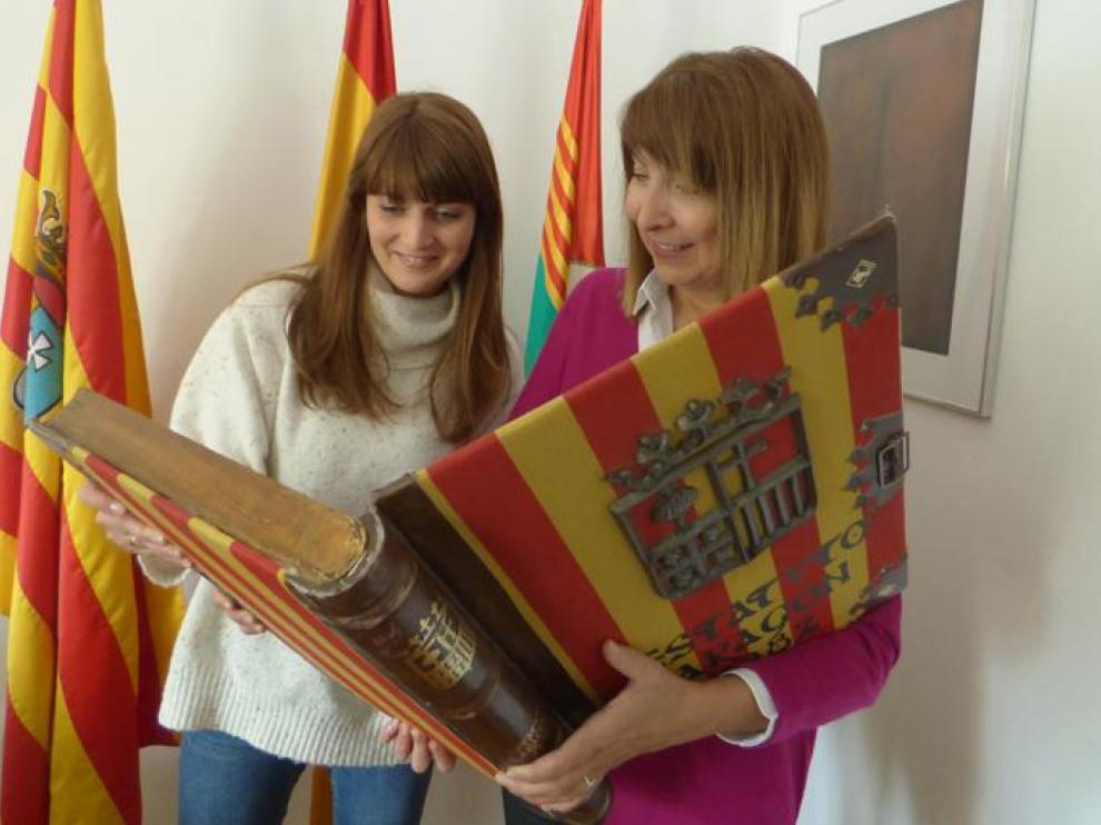 La concejala Isabel Mañero y la alcaldesa Berta Fernández, con el Estatuto de Autonomía.