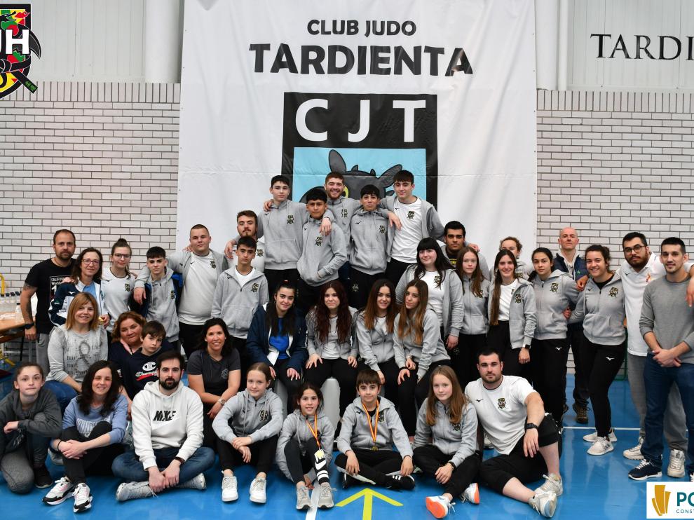 Parte de los organizadores del encuentro de judo en Tardienta del Club Judo Huesca y la Asociación Altoaragón.