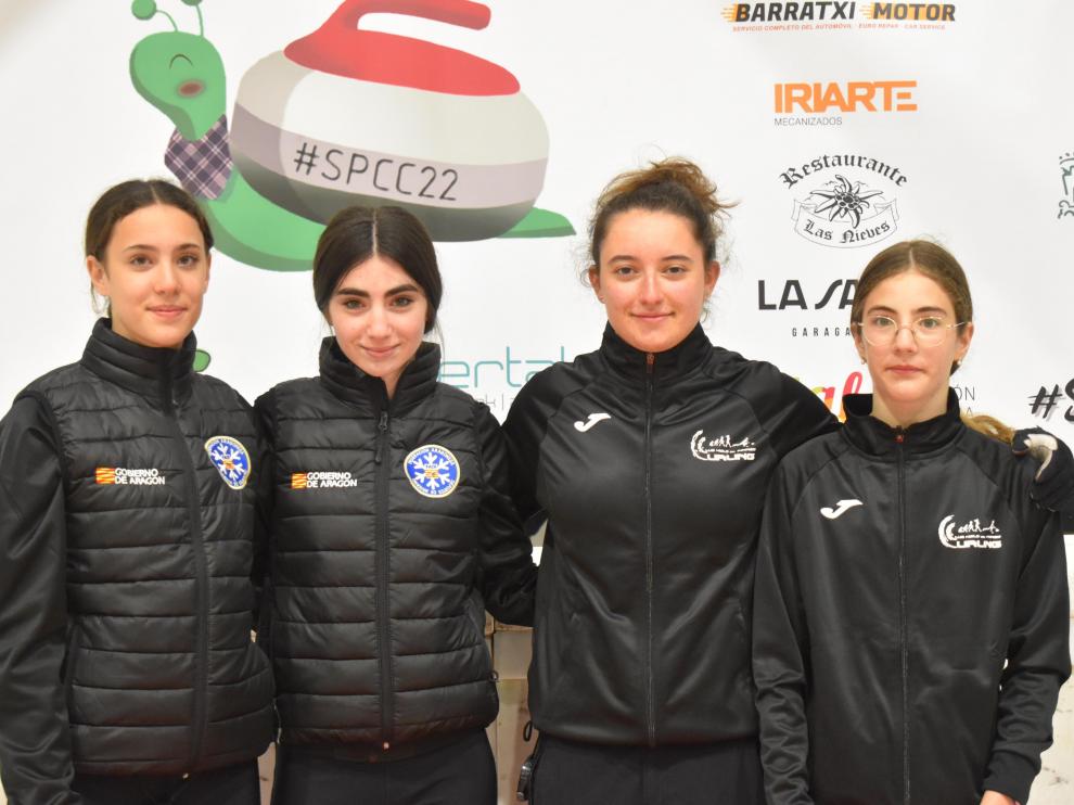 Marisol Arias, Paula Oliván, Emma López y Anaëlle Taillebresse, componentes del equipo del Club Hielo del Pirineo que ganó el torneo.