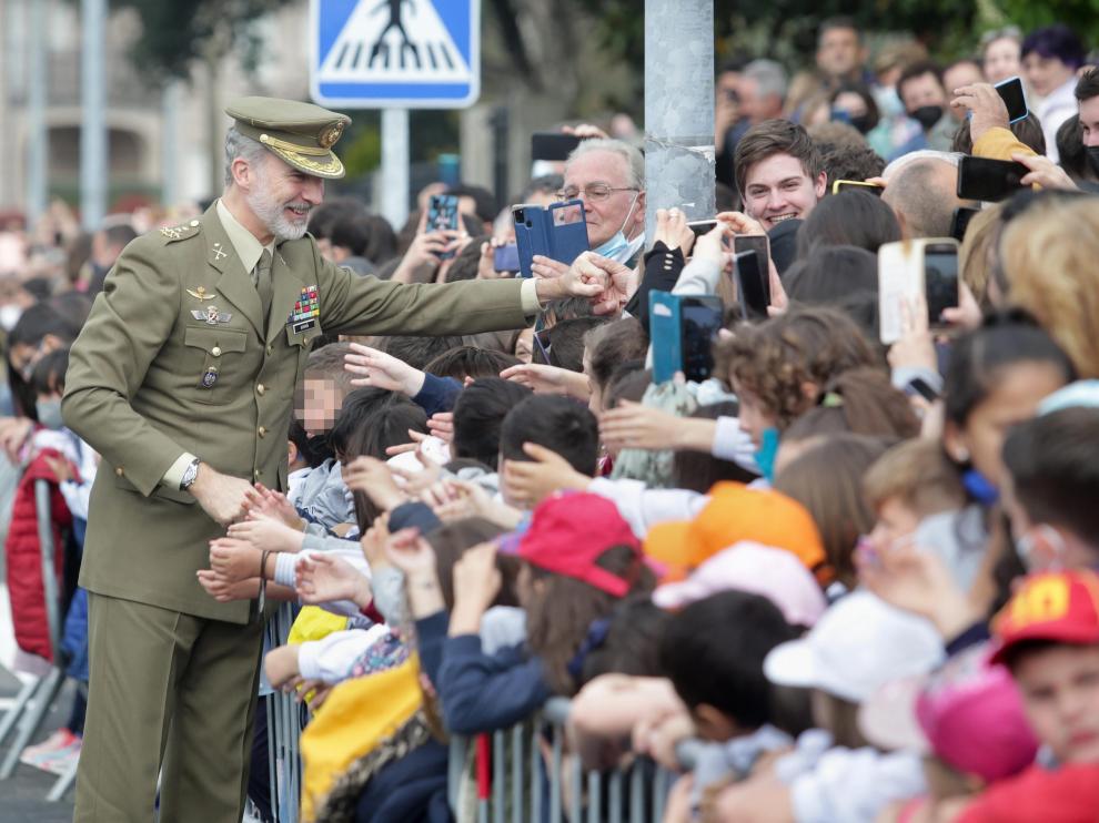 Felipe VI saluda a niños y otros asistentes a su llegada al puesto de la Guardia Civil de Sarria en Lugo.