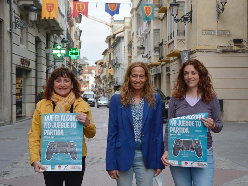 María Victoria Mora, Elena Izuel y Laura Climente, con el cartel de la campaña.