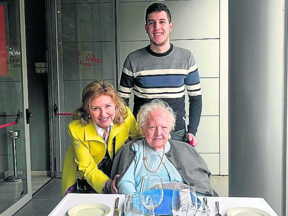 Magdalena Daniel Andrade junto a su hija y su nieto en su comida de celebración por los 100 años.