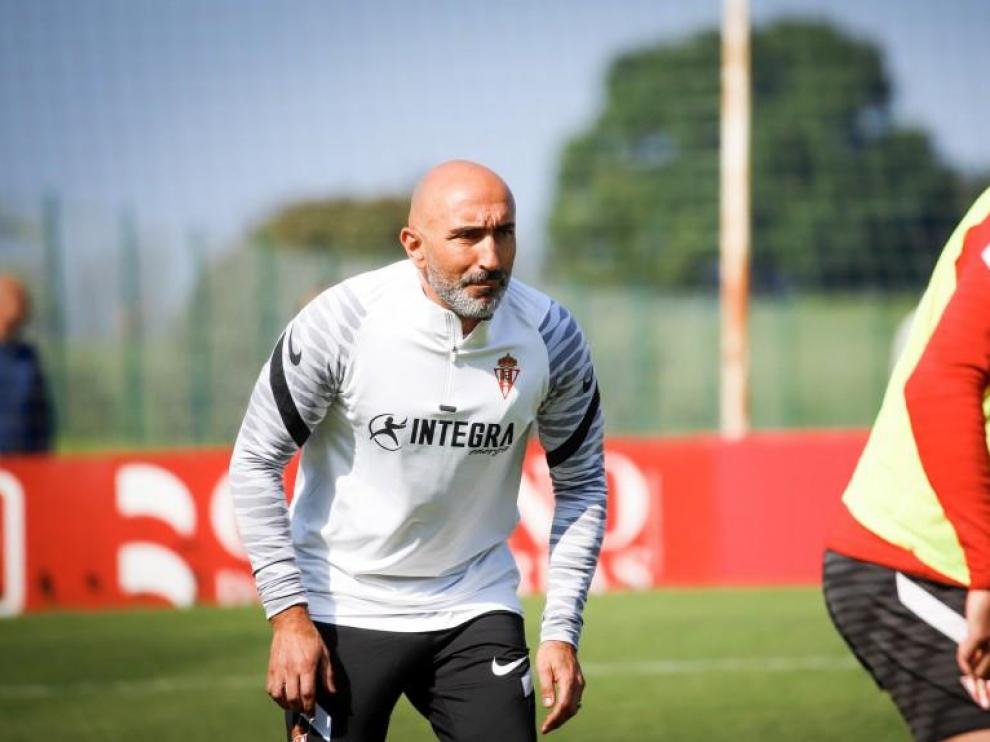 Abelardo dirigió este miércoles su primer entrenamiento después de ser presentado con el Sporting.