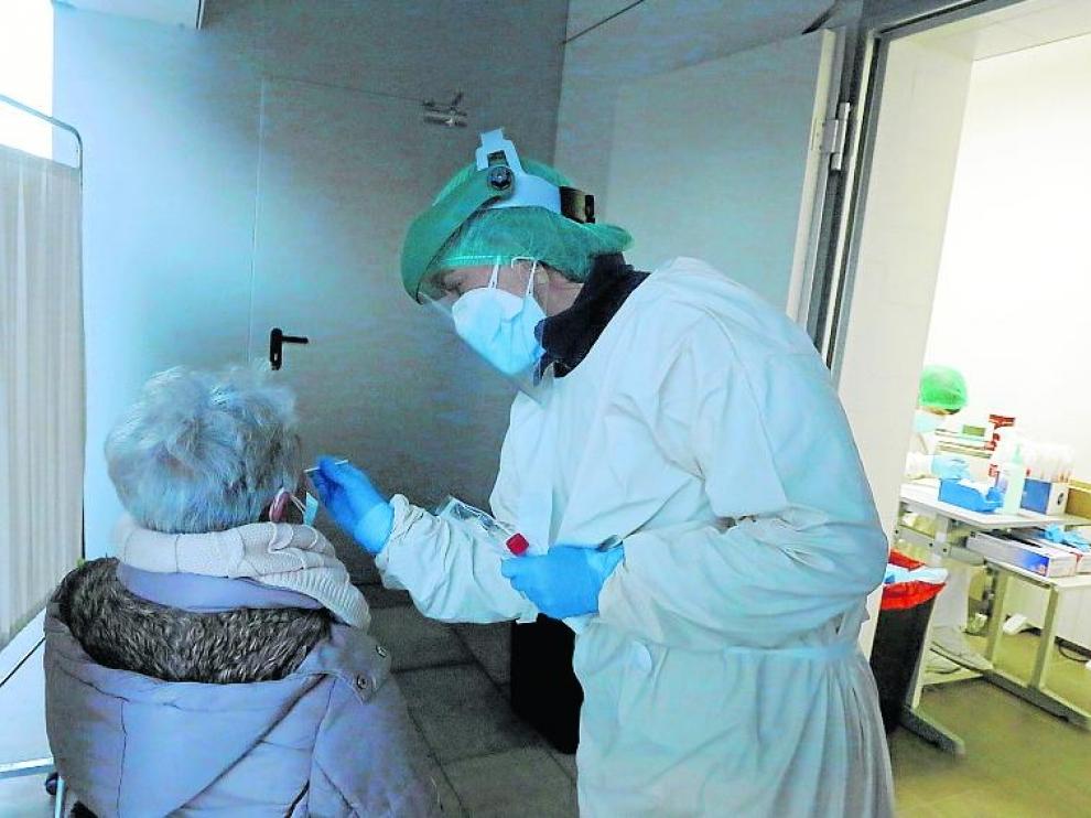 Realización de una prueba de diagnóstico de la covid-19 en el centro de salud de Los Olivos de Huesca.