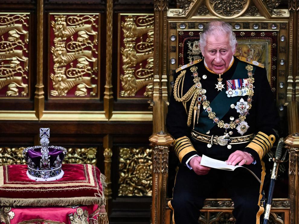 En la ceremonia no faltó la corona imperial, colocada sobre un cojín rojo, símbolo de la relación entre monarquía y parlamento.