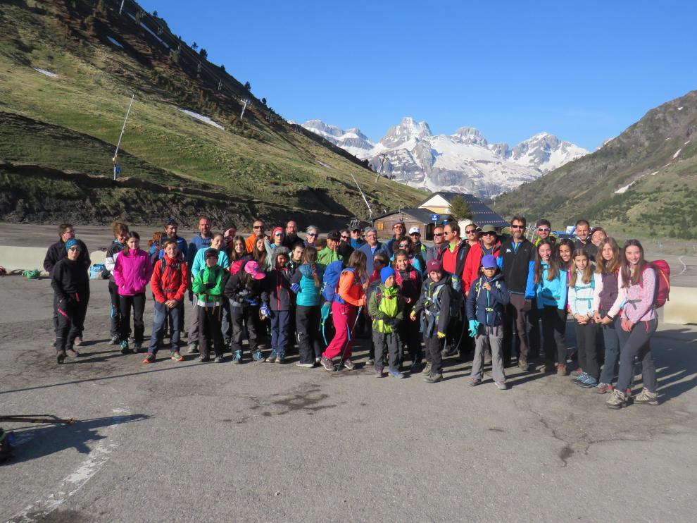 El grupo, antes de iniciar la excursión hacia el pico Astún.