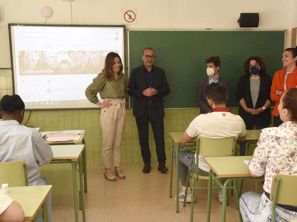 Felipe Faci en su visita al centro de educación Miguel Hernández.