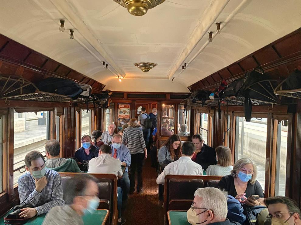 Algunos de los pasajeros que han viajado en el tren histórico de Zaragoza a Canfranc.
