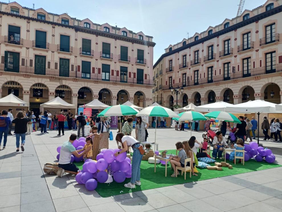 La plaza Luis López Allué acoge este sábado la 1ª Feria de psicología de Aragón.