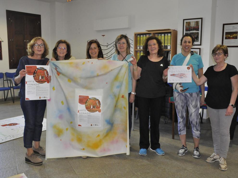 Un grupo de mujeres de Berdún ultimaban el viernes algunos de los materiales para las jornadas.