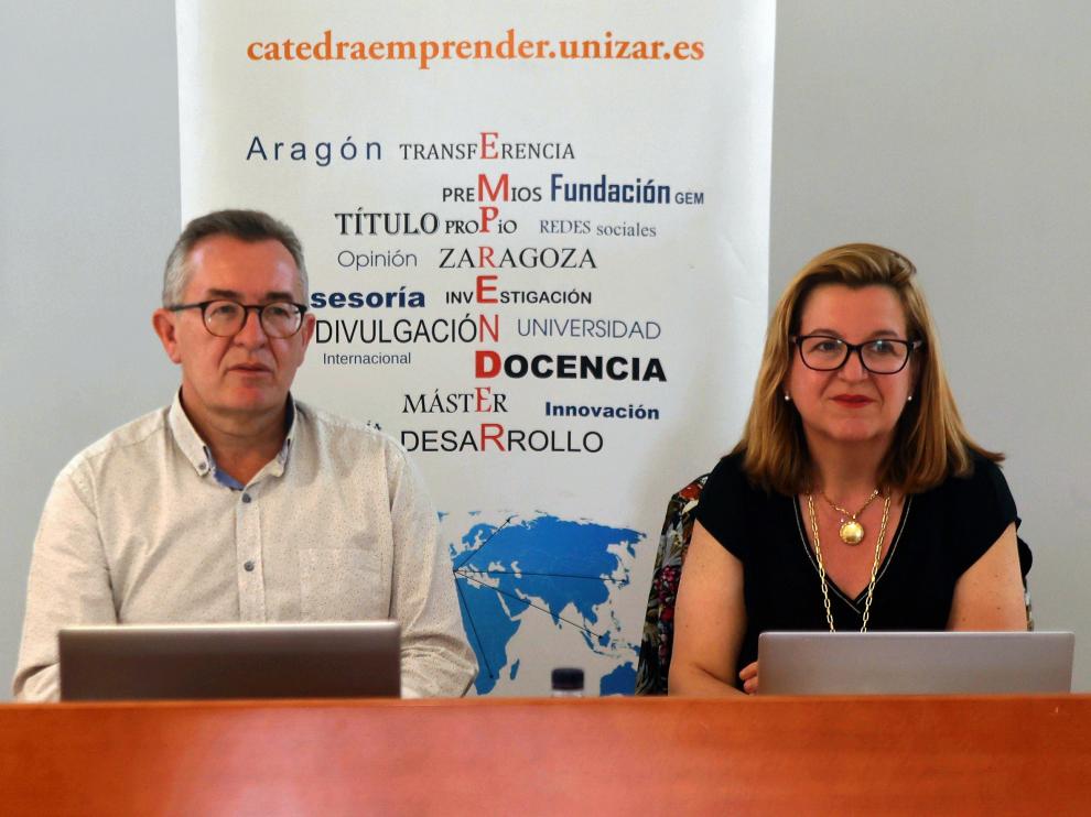 El director de la Cátedra Emprender, José Antonio Molina, y la vicerrectora, Marta Liesa.