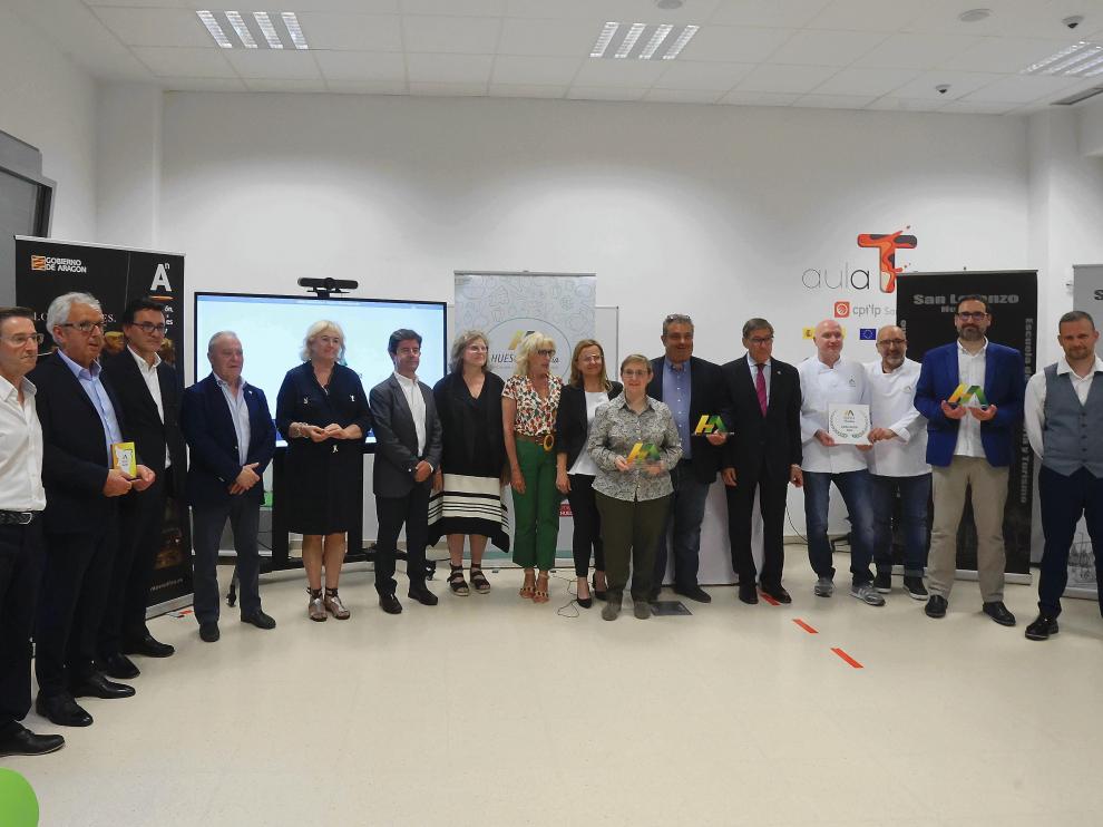 Foto de familia con galardonados y autoridades, en los Premios Huesca Alimentaria 2022.