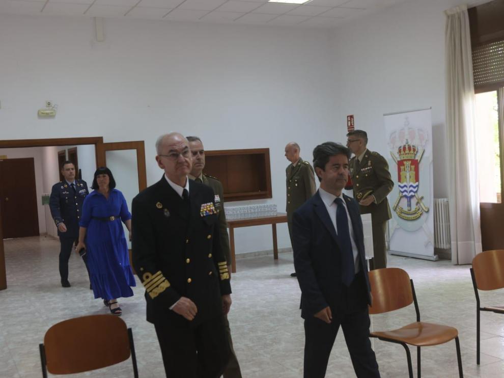 El alcalde de Huesca, Luis Felipe, en la presentación del programa de actos previsto para el Día de las Fuerzas Armadas.