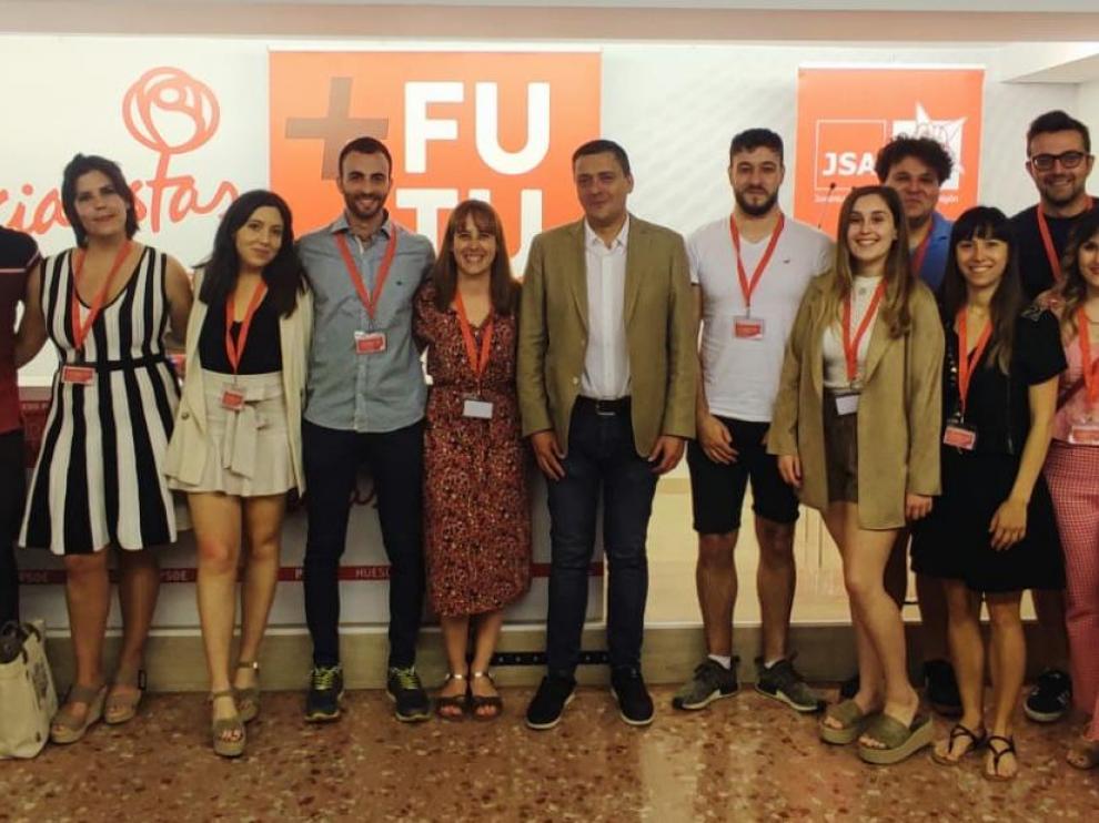 Foto de familia de los asistentes a la celebración del Congreso de las Juventudes Socialistas del Alto Aragón.