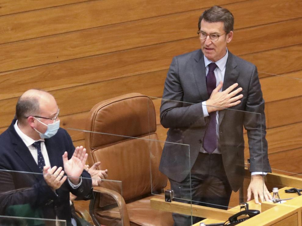 El líder del PP, Albergo Núñez-Feijóo (derecha), este martes en el Parlamento Gallego.